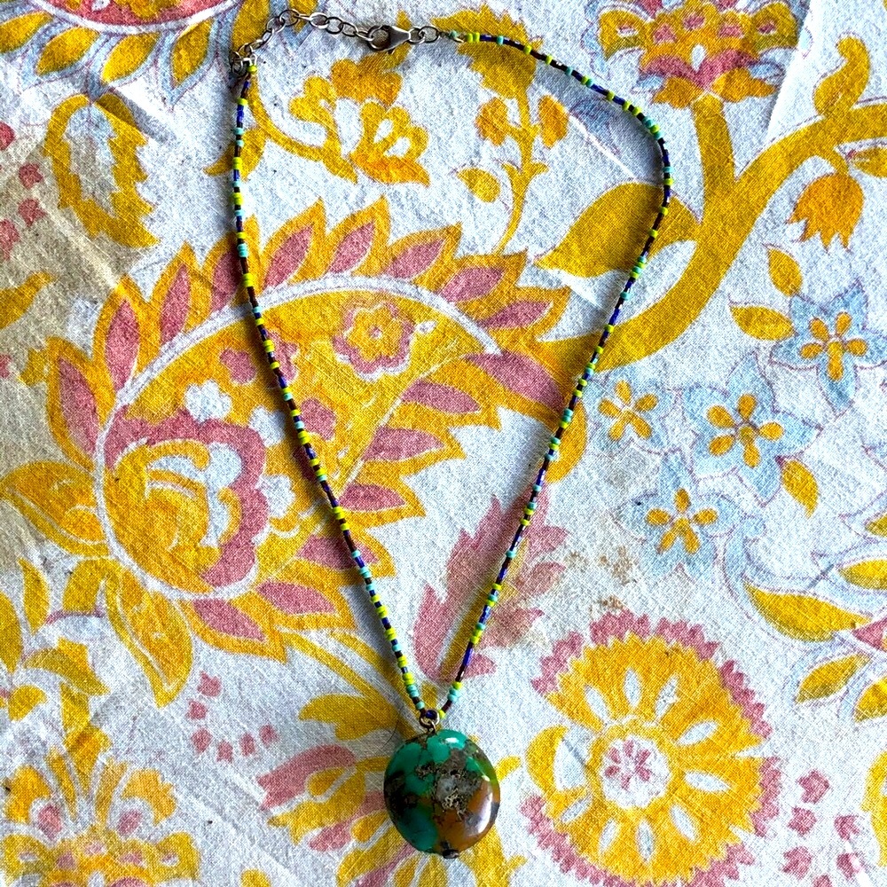 Beautiful turquoise necklace on glass beads - Picture 12 of 14